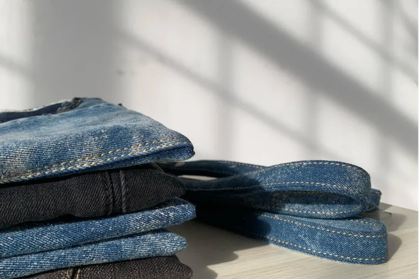 Ví Denim Ghép Vải, Ví Cầm Tay Từ Jeans Tái Chế, Kết Hợp Hoàn Hảo Giữa Thời Trang Bền Vững Và Phong Cách Cá Nhân, Quà Tặng Ý Nghĩa Cho Người Thân