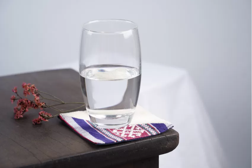 Lót ly thổ cẩm để bảo vệ bàn ăn và ly nước