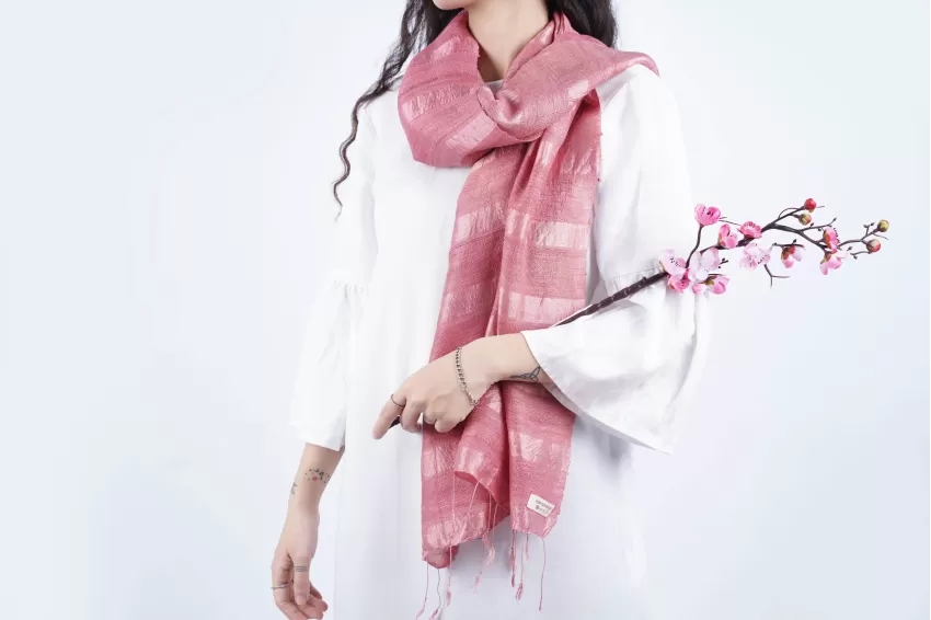 The silk scarf not only enhances charm but is also easy to mix-and-match in many situations