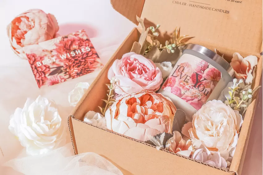 Scented candles with lovely designs are a meaningful gift for loved ones