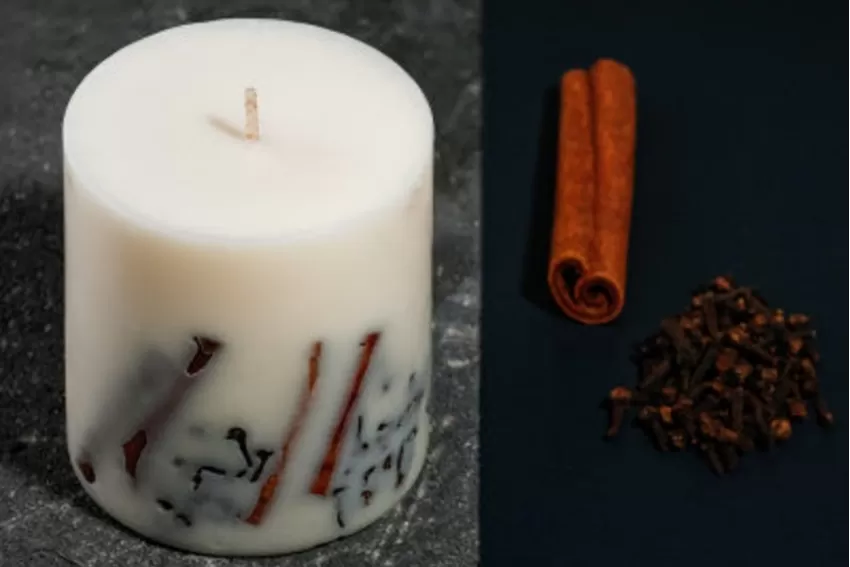 Clove & Cinnamon Scented Candle