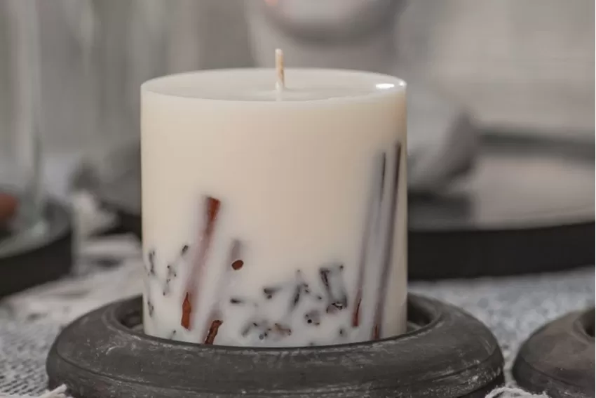 Clove & Cinnamon Scented Candle