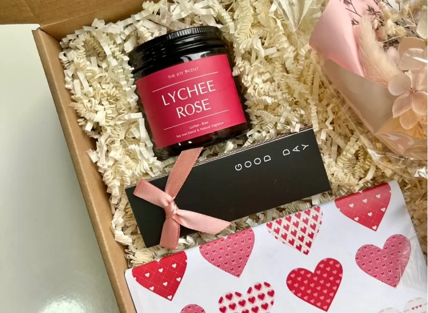 Hộp Quà Sweet As You, Set Quà Ngọt Ngào, Quà Tặng Valentine, Quà Tặng Sinh Nhật, Quà Tặng Bạn Gái, Quà Tặng Vợ, Nến Thơm, Socola Handmade, Hoa Khô Vĩnh Cửu